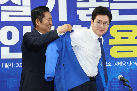 정원호 후보에게 당 점퍼 입혀주는 정청래 대표