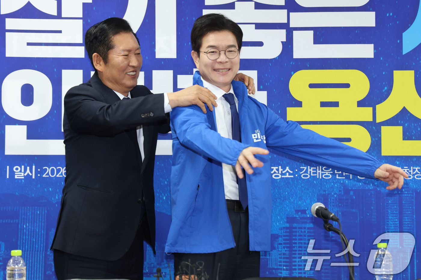 (서울=뉴스1) 이광호 기자 = 정청래 더불어민주당 대표가 17일 오전 서울 용산구 강태웅 용산구청장 후보 사무소에서 열린 현장 최고위원회의에서 정원오 서울시장 후보에게 당 점퍼를 …