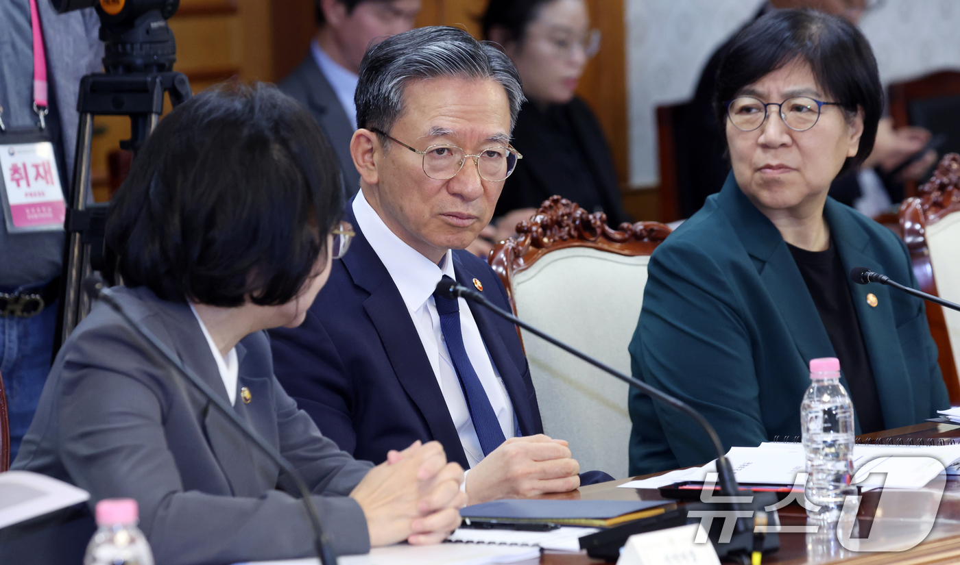 (서울=뉴스1) 김명섭 기자 = 정성호 법무부 장관이 17일 오전 서울  종로구 세종대로 정부서울청사에서 열린 마약류 대응 관계장관회의에서  정은경 보건복지부 장관, 오유경 식품의 …