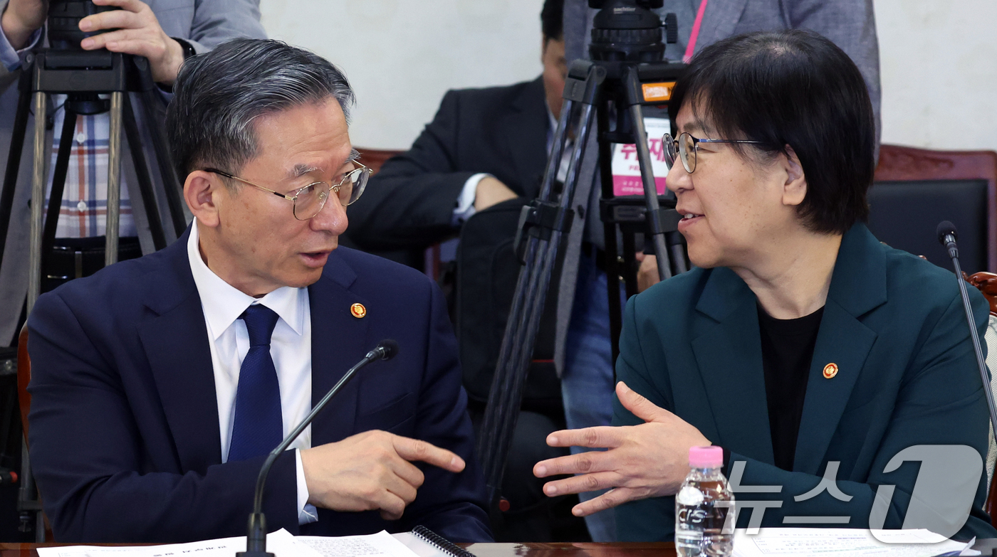 (서울=뉴스1) 김명섭 기자 = 정성호 법무부 장관이 17일 오전 서울  종로구 세종대로 정부서울청사에서 열린 마약류 대응 관계장관회의에서  정은경 보건복지부 장관과 대화를 하고 …