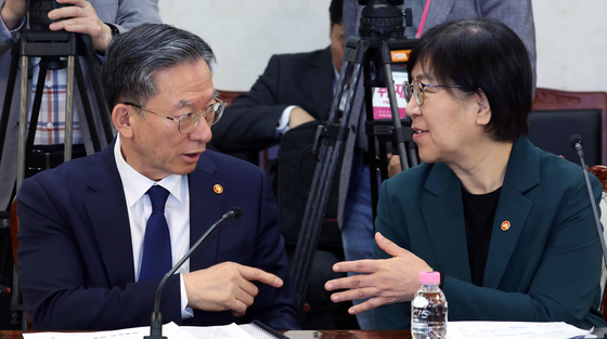 대화하는 정성호·정은경