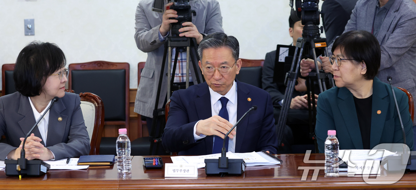 (서울=뉴스1) 김명섭 기자 = 정성호 법무부 장관이 17일 오전 서울  종로구 세종대로 정부서울청사에서 열린 마약류 대응 관계장관회의에서  정은경 보건복지부 장관, 오유경 식품의 …