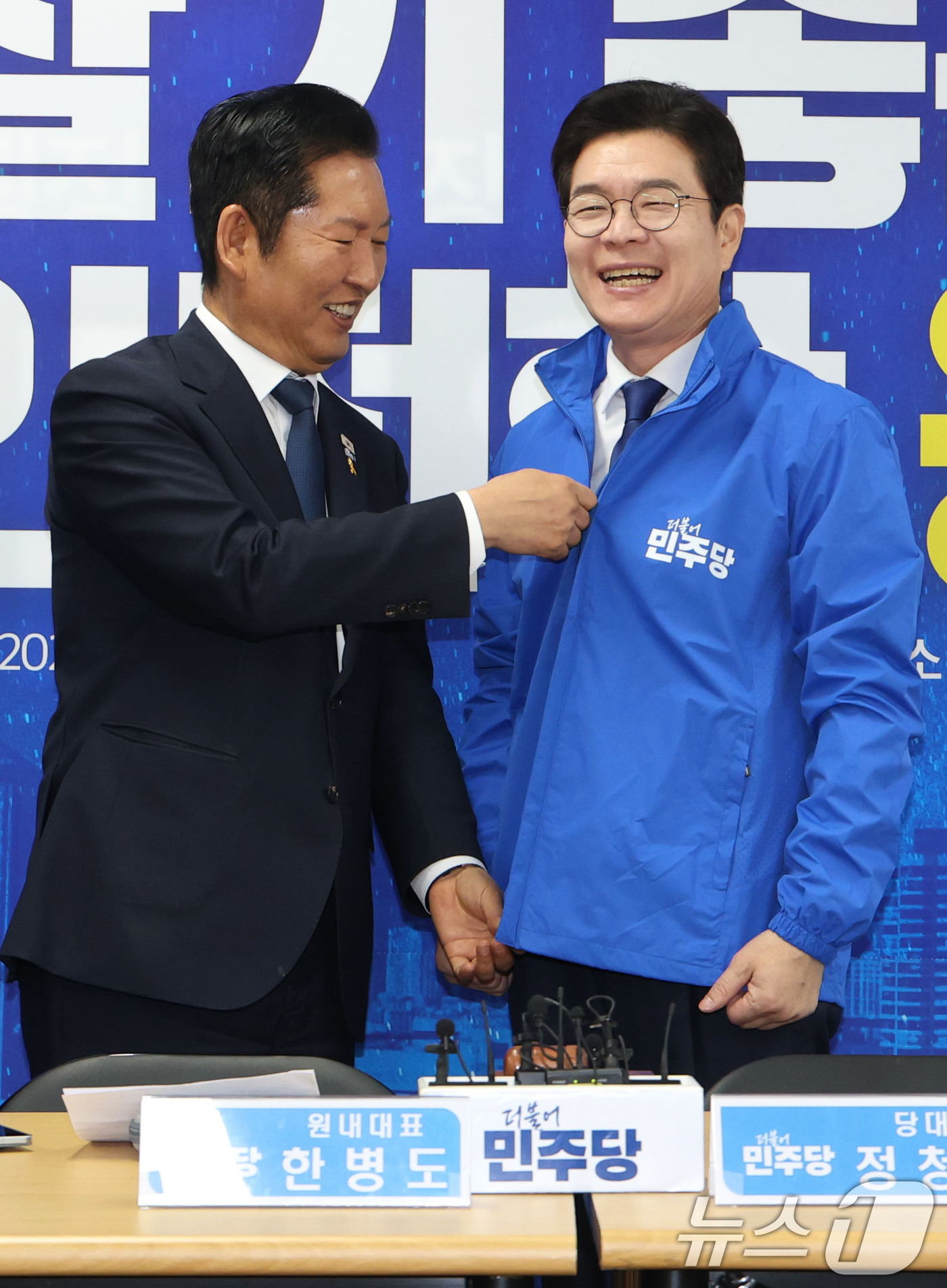 (서울=뉴스1) 이광호 기자 = 정청래 더불어민주당 대표가 17일 오전 서울 용산구 강태웅 용산구청장 후보 사무소에서 열린 현장 최고위원회의에서 정원오 서울시장 후보에게 당 점퍼를 …