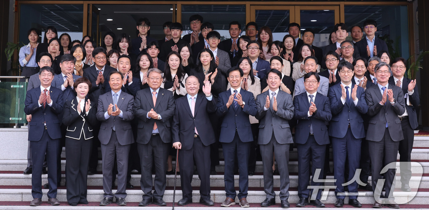 (서울=뉴스1) 박지혜 기자 = 강창일 민주평화통일자문회의 수석부의장이 17일 서울 중구 민주평화통일자문회의에서 취임식을 마친 뒤 직원들과 기념 촬영을 하고 있다. 2026.4.1 …