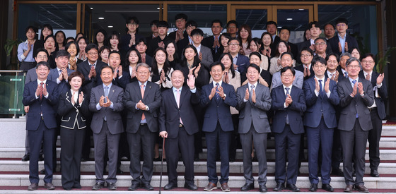 취임식 마친 강창일 수석부의장 직원들과 기념촬영