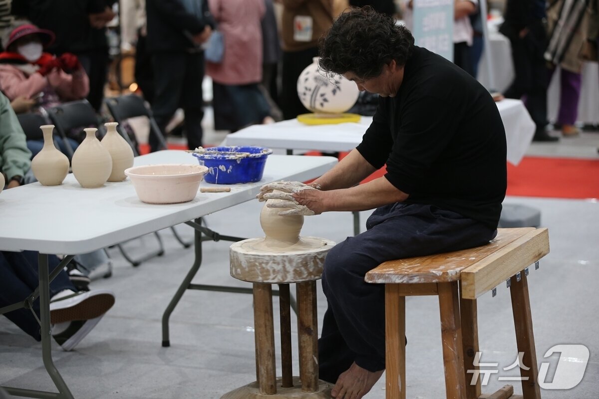 본문 이미지 - 지난해 열린 광주왕실도자페스티벌에서 한 도예인이 물레시연을 하고 있는 모습.(광주시 제공)