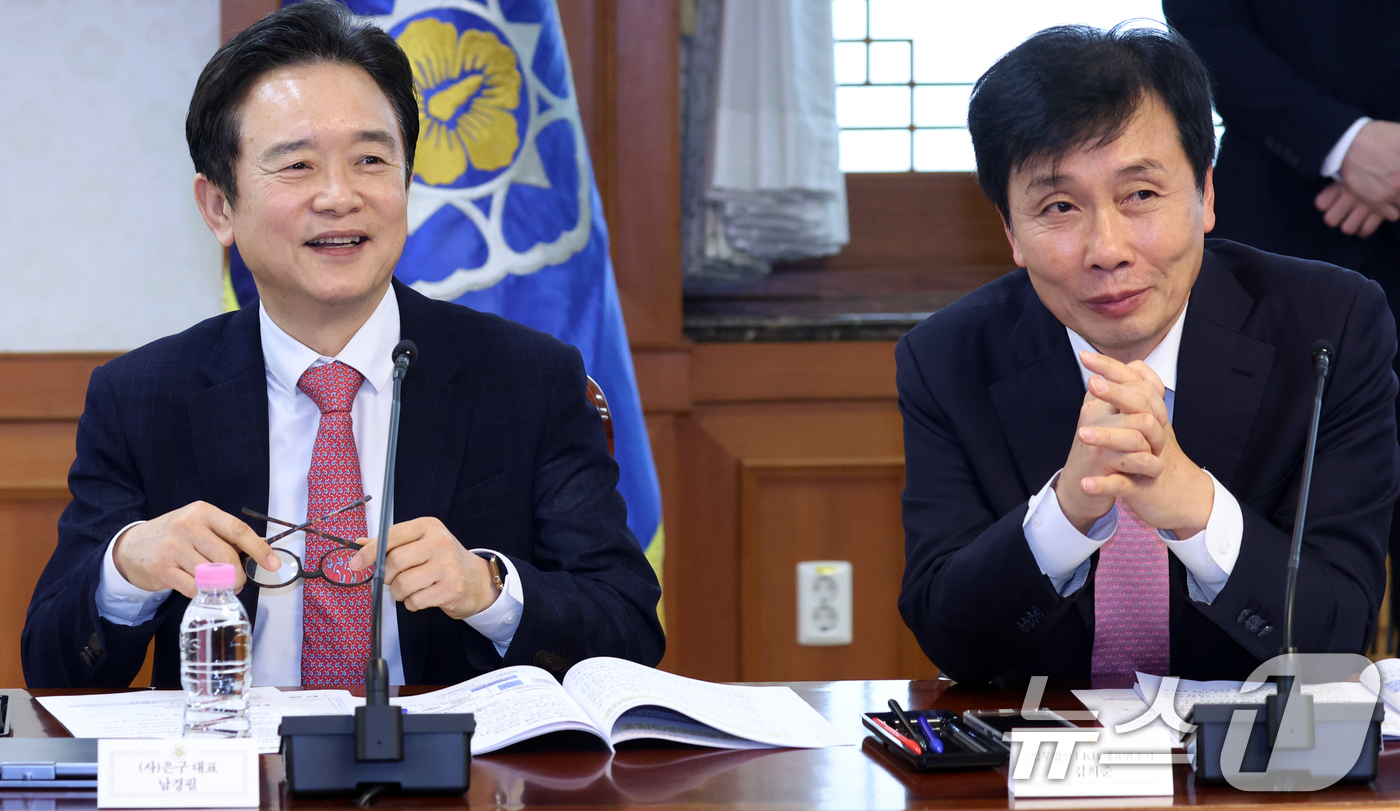 (서울=뉴스1) 김명섭 기자 = 남경필 사단법인 은구 대표가 17일 오전 서울  종로구 세종대로 정부서울청사에서 열린 마약류 대응 관계장관회의에서 대화를 하고 있다.  2026.4 …