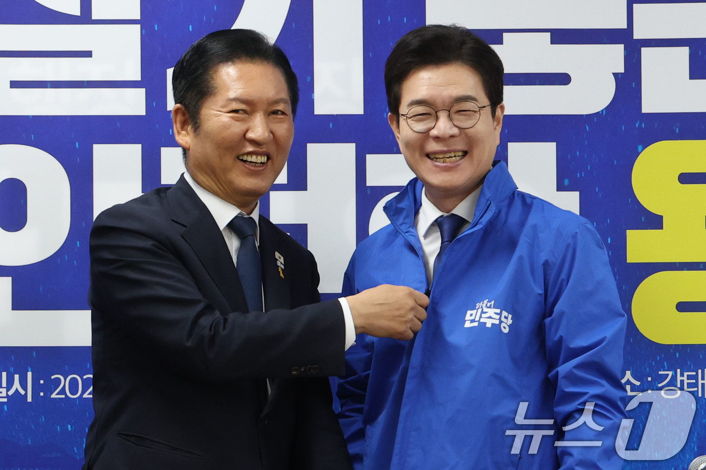 (서울=뉴스1) 이광호 기자 = 정청래 더불어민주당 대표가 17일 오전 서울 용산구 강태웅 용산구청장 후보 사무소에서 열린 현장 최고위원회의에서 정원오 서울시장 후보에게 당 점퍼를 …