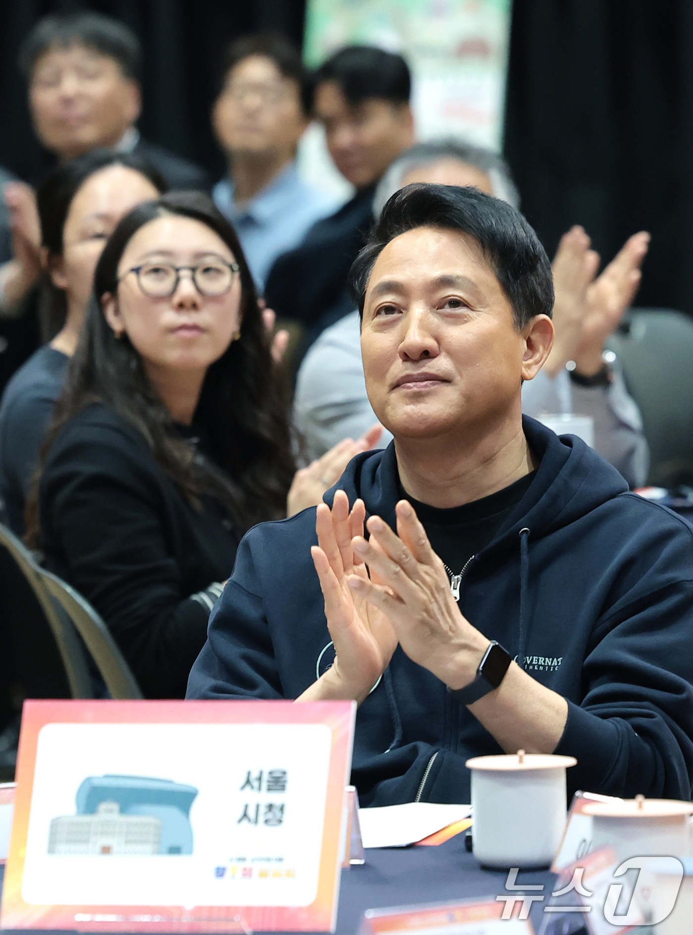 (서울=뉴스1) 권현진 기자 = 오세훈 서울시장이 17일 서울 중구 시청에서 열린 AI활용·소가구화 대응 ‘2026 창의 발표회’에서 컨텐츠 발표를 지켜보고 있다. 2026.4.1 …