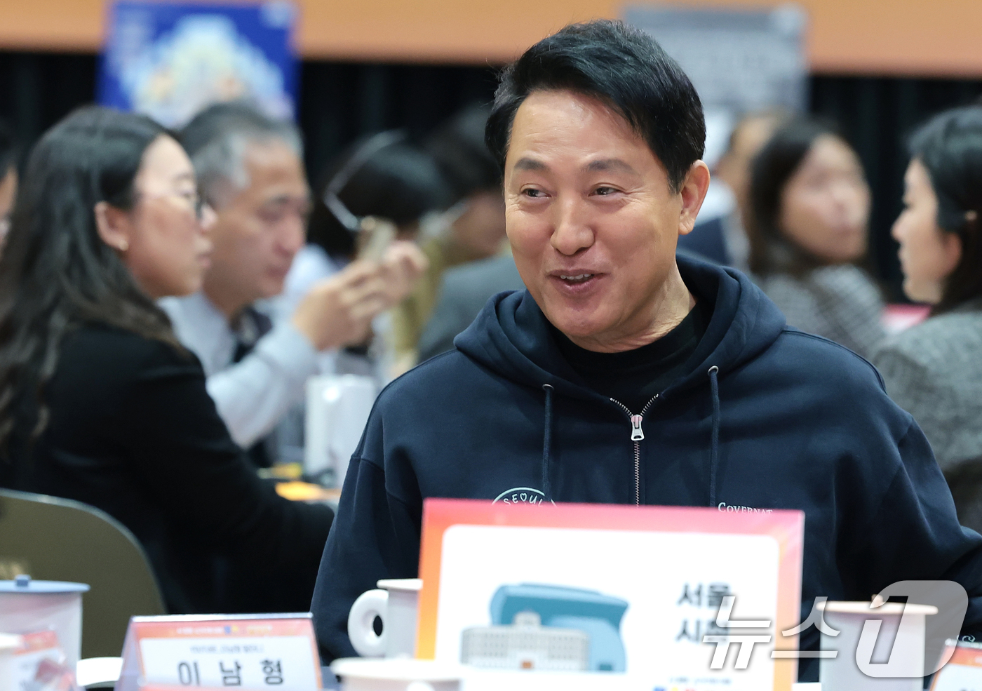 (서울=뉴스1) 권현진 기자 = 오세훈 서울시장이 17일 서울 중구 시청에서 열린 AI활용·소가구화 대응 ‘2026 창의 발표회’에서 참석자들과 인사를 나누고 있다. 2026.4. …