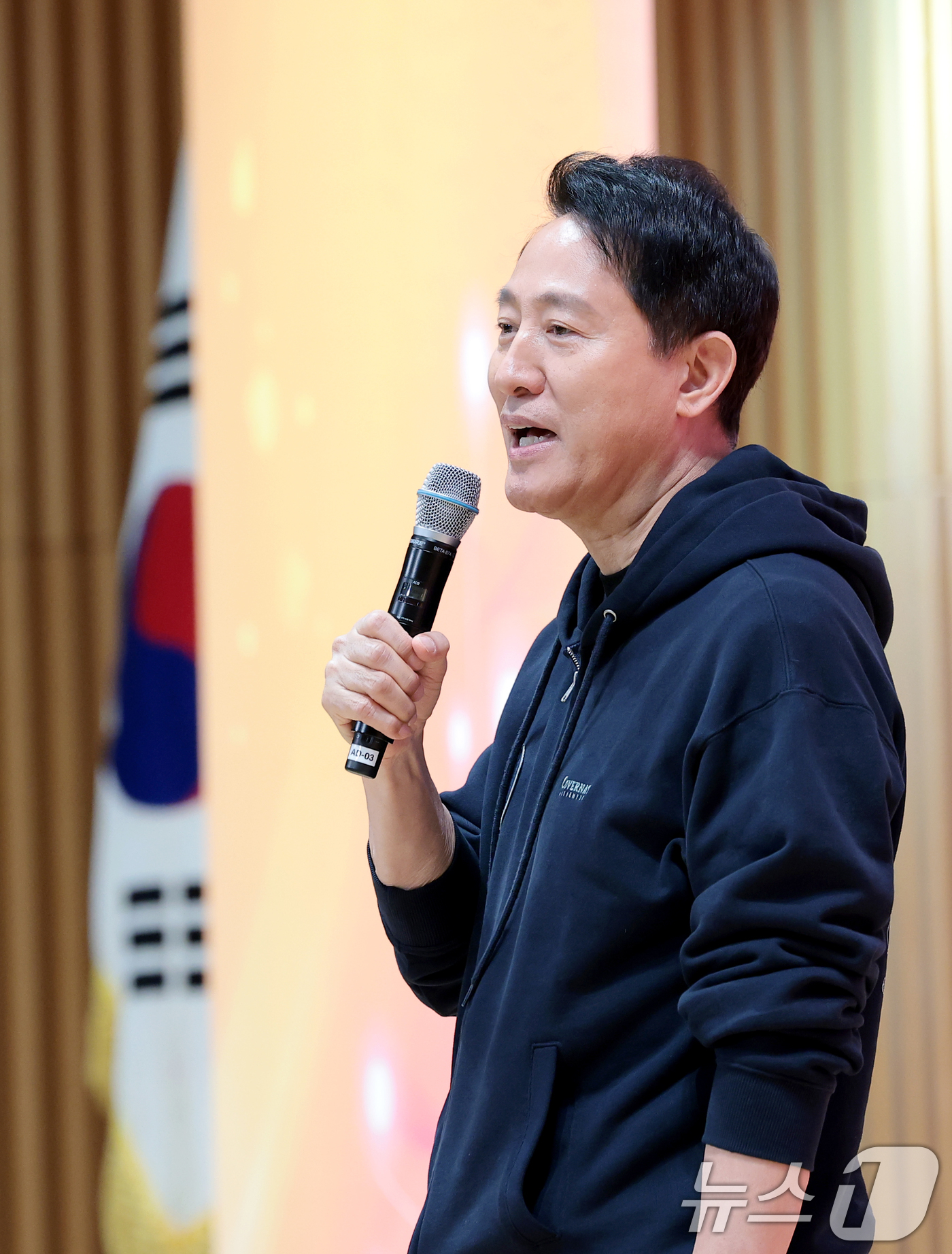 (서울=뉴스1) 권현진 기자 = 오세훈 서울시장이 17일 서울 중구 시청에서 열린 AI활용·소가구화 대응 ‘2026 창의 발표회’에서 인사말을 하고 있다. 2026.4.17/뉴스1 …