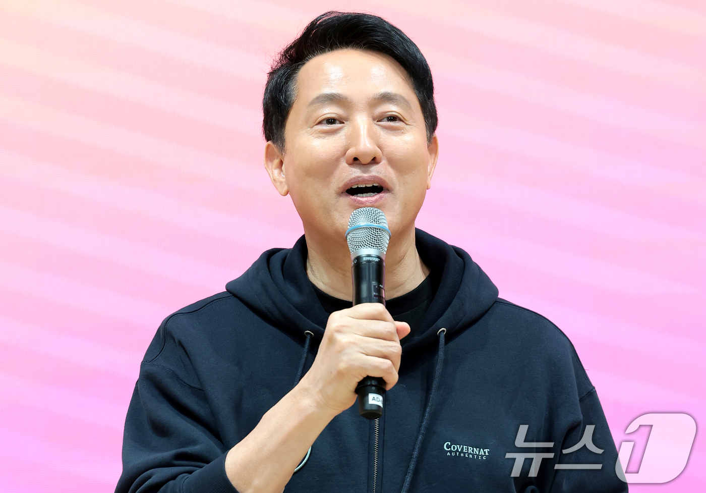 (서울=뉴스1) 권현진 기자 = 오세훈 서울시장이 17일 서울 중구 시청에서 열린 AI활용·소가구화 대응 ‘2026 창의 발표회’에서 인사말을 하고 있다. 2026.4.17/뉴스1 …