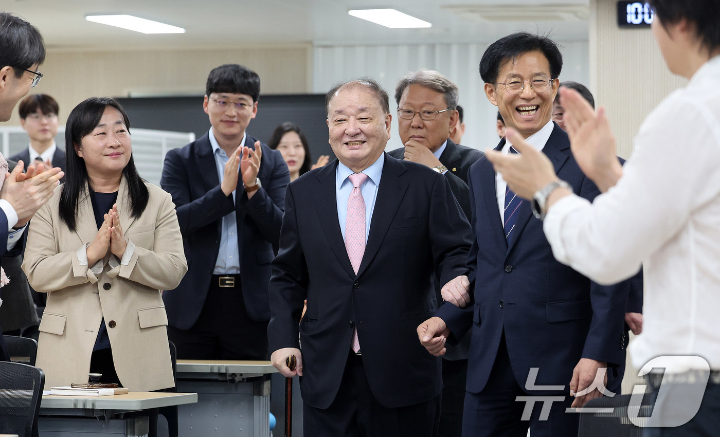 (서울=뉴스1) 박지혜 기자 = 강창일 민주평화통일자문회의 수석부의장이 17일 서울 중구 민주평화통일자문회의 대회의실에서 열린 취임식에 입장하고 있다. 2026.4.17/뉴스1