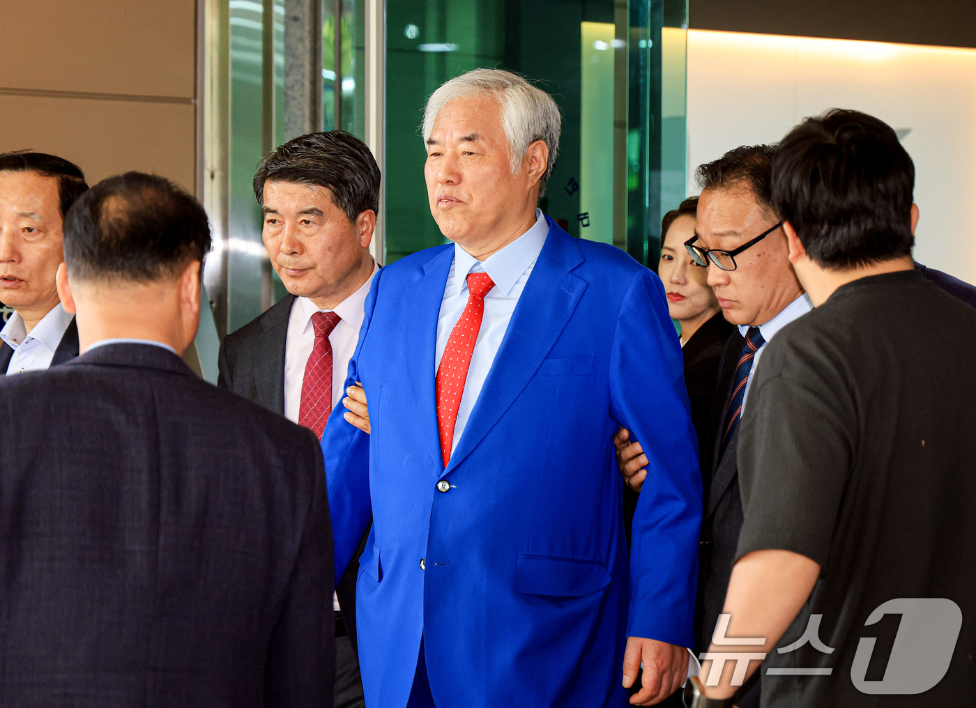 (서울=뉴스1) 이호윤 기자 = 서울서부지법 난동 사태 배후로 지목돼 수건조물침입교사 혐의 등으로 기소된 전광훈 사랑제일교회 목사가 17일 서울 마포구 서울서부지법에서 열린 재판을 …