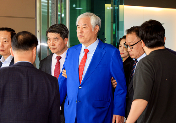 법원 나서는 전광훈 목사