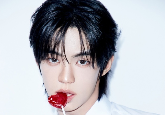 투어스, 하트 사탕 깨물고 로맨틱 무드…신보 포토 깜짝 공개
