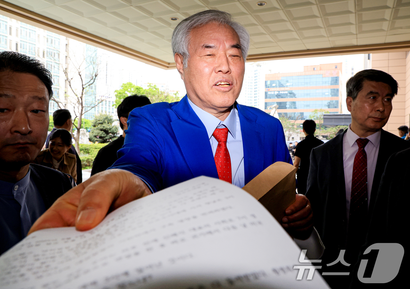 (서울=뉴스1) 이호윤 기자 = 서울서부지법 난동 사태 배후로 지목돼 수건조물침입교사 혐의 등으로 기소된 전광훈 사랑제일교회 목사가 17일 서울 마포구 서울서부지법에서 열린 재판을 …