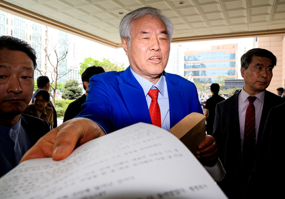 재판 마치고 입장문 건네는 전광훈 목사