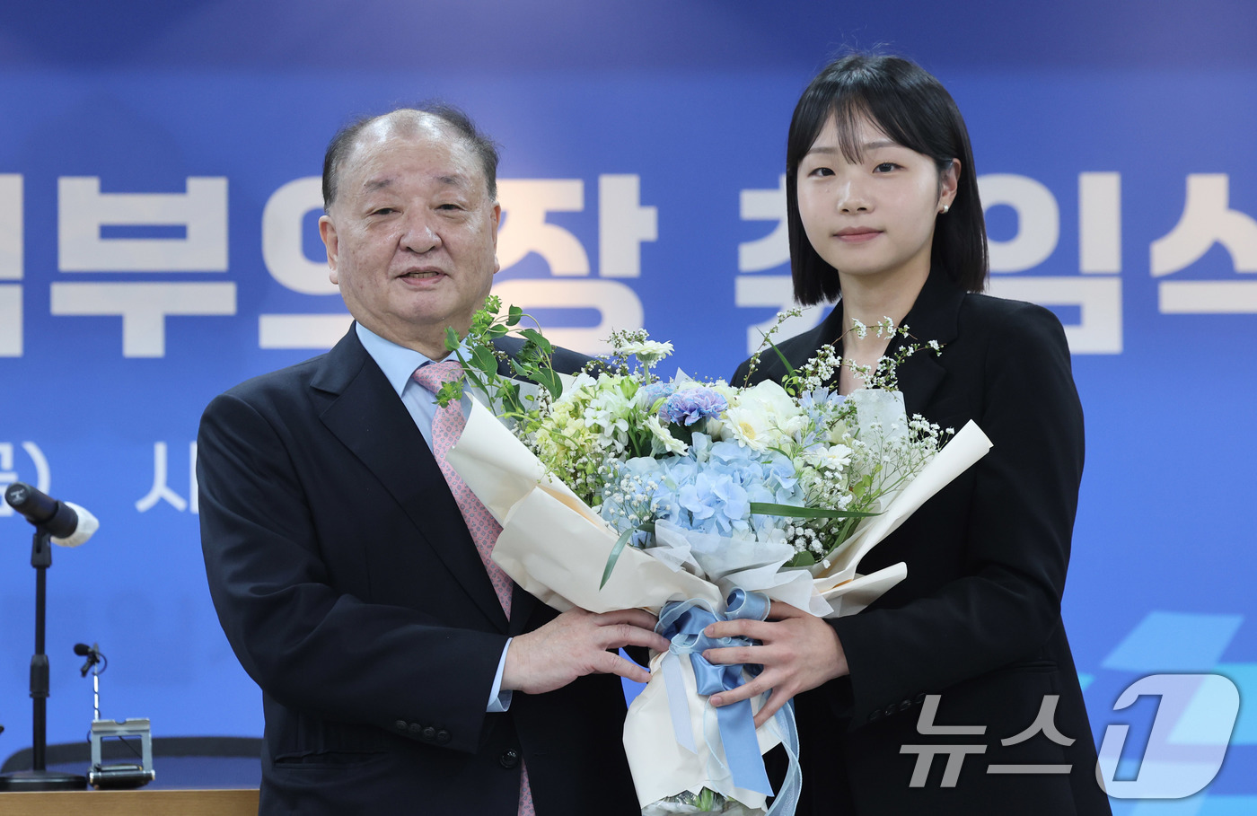 (서울=뉴스1) 박지혜 기자 = 강창일 민주평화통일자문회의 수석부의장이 17일 서울 중구 민주평화통일자문회의 대회의실에서 열린 취임식에서 축하 꽃다발을 전달 받고 있다. 2026. …