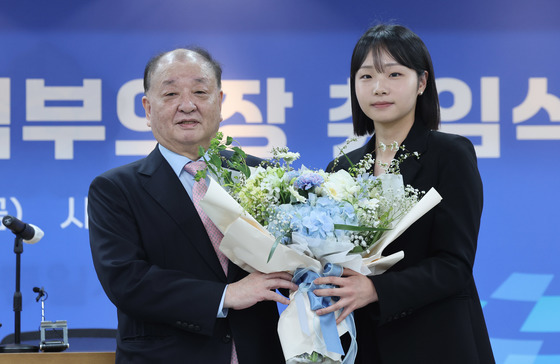 축하 꽃다발 받는 강창일 수석부의장