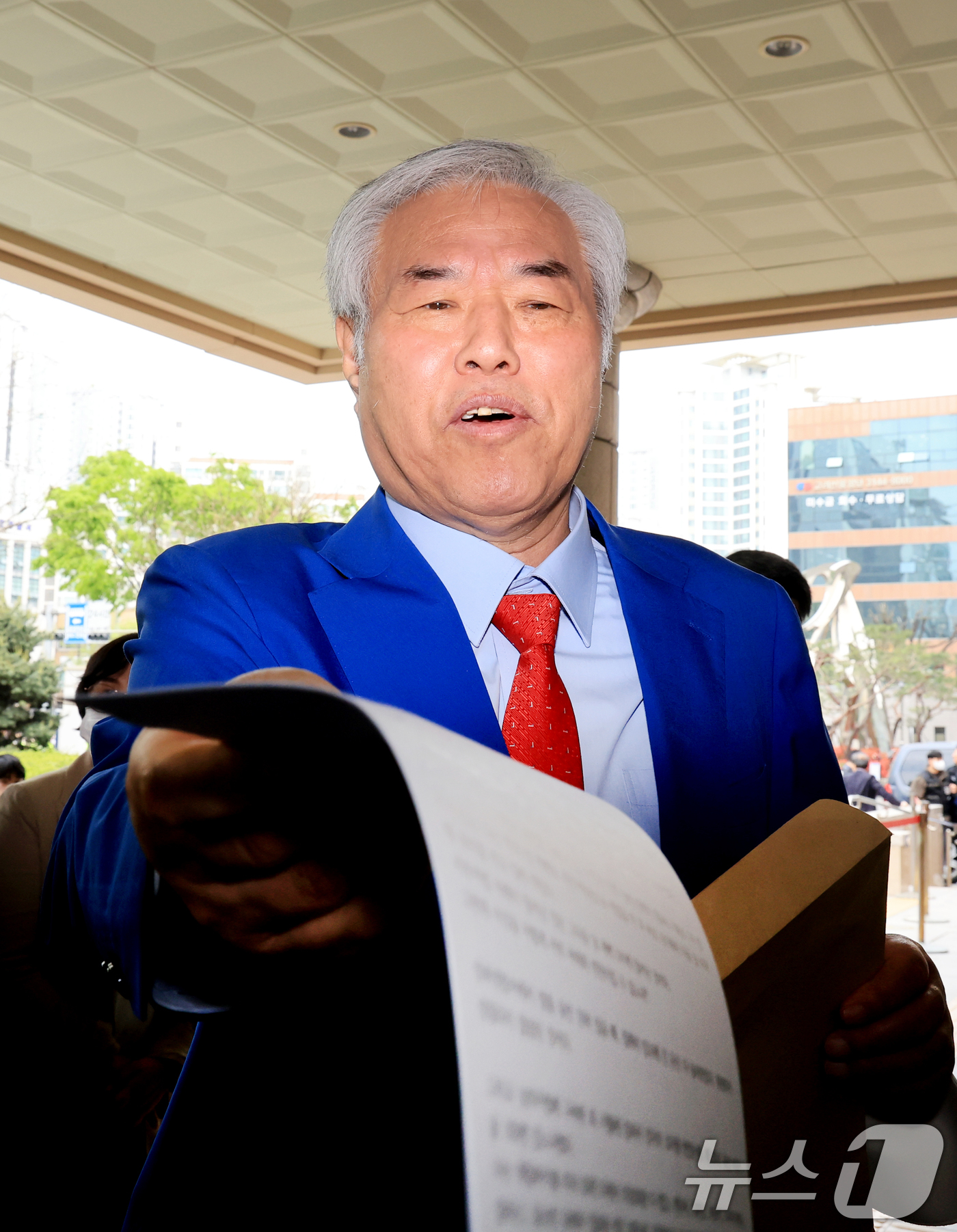 (서울=뉴스1) 이호윤 기자 = 서울서부지법 난동 사태 배후로 지목돼 수건조물침입교사 혐의 등으로 기소된 전광훈 사랑제일교회 목사가 17일 서울 마포구 서울서부지법에서 열린 재판을 …