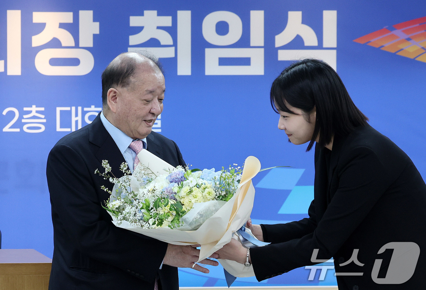 (서울=뉴스1) 박지혜 기자 = 강창일 민주평화통일자문회의 수석부의장이 17일 서울 중구 민주평화통일자문회의 대회의실에서 열린 취임식에서 축하 꽃다발을 전달 받고 있다. 2026. …