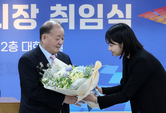 축하 꽃다발 받는 강창일 민주평화통일자문회의 수석부의장
