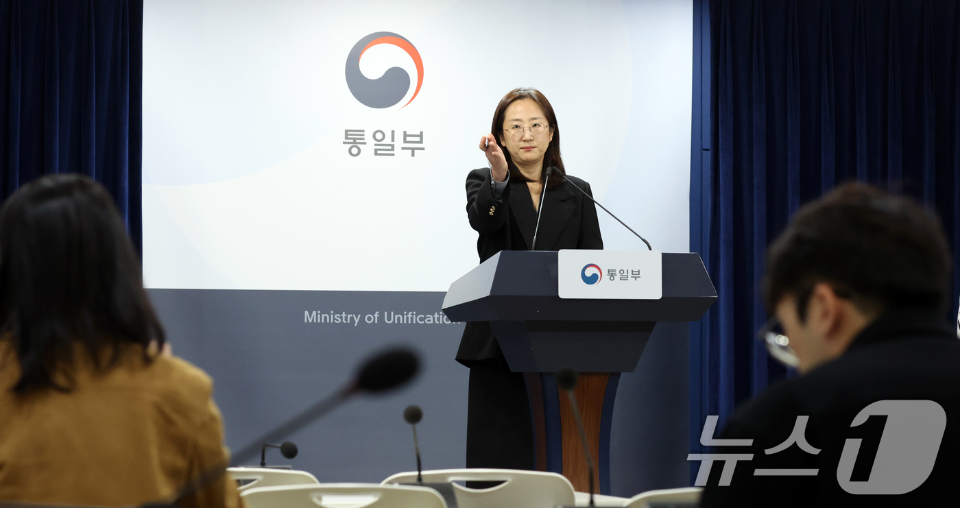 (서울=뉴스1) 김명섭 기자 = 장윤정 통일부 부대변인이 17일 오전 서울 종로구 세종대로 정부서울청사에서 열린 정례브리핑에서 정동영 통일부 장관의 북한 구성시 관련 발언 잘문에 …