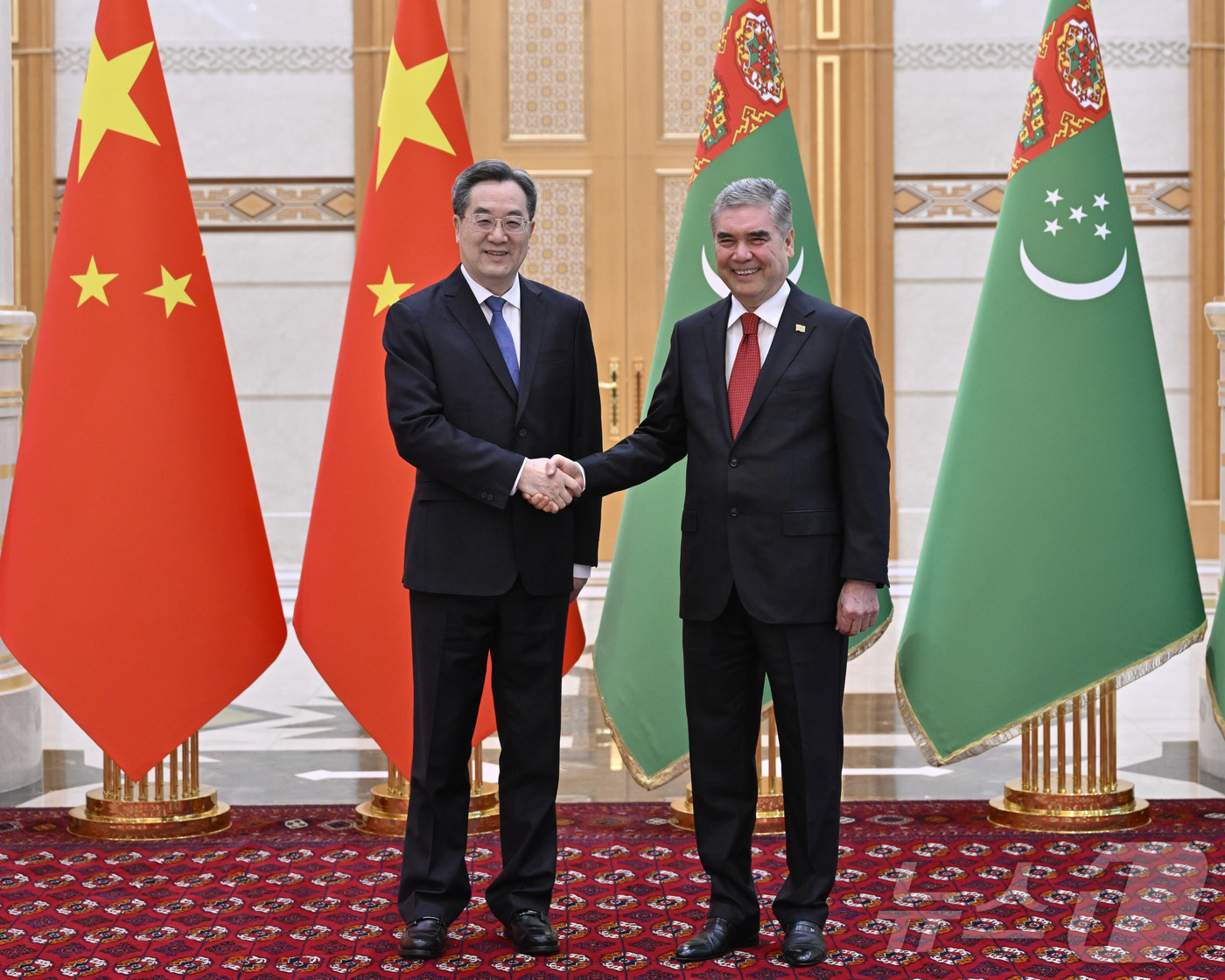 (신화=뉴스1) 정은지 특파원 = 딩쉐샹 중국 국무원 부총리가 16일 투르크메니스탄에서 민족 지도자이자 인민위원회 주석인 구르반굴리 베르디무함메도프와 만났다.ⓒ 신화=뉴스1