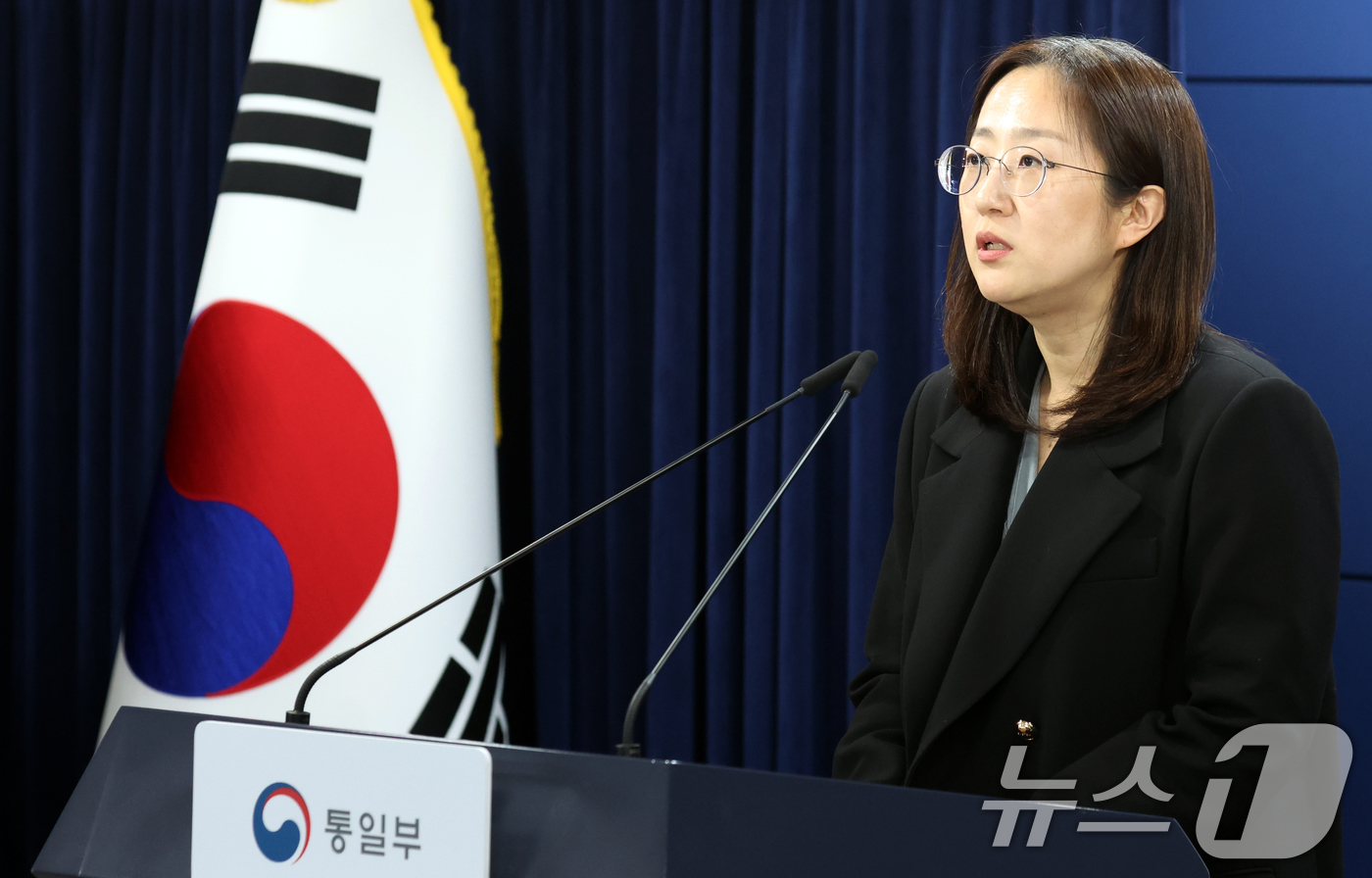 (서울=뉴스1) 김명섭 기자 = 장윤정 통일부 부대변인이 17일 오전 서울 종로구 세종대로 정부서울청사에서 열린 정례브리핑에서 정동영 통일부 장관의 북한 구성시 관련 발언 잘문에 …