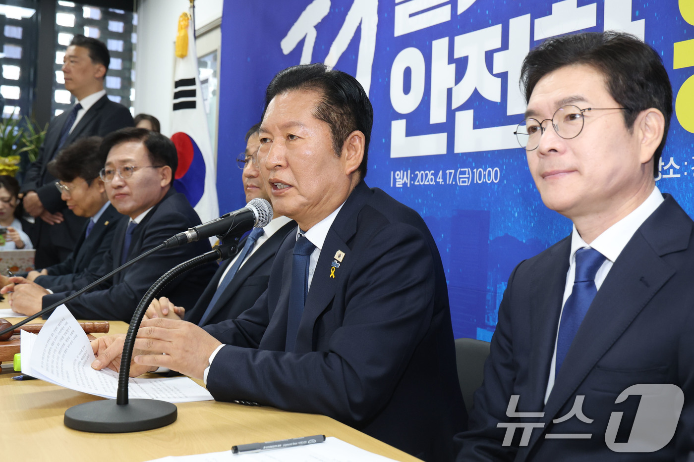 (서울=뉴스1) 이광호 기자 = 정청래 더불어민주당 대표가 17일 오전 서울 용산구 강태웅 용산구청장 후보 사무소에서 열린 현장 최고위원회의에서 발언하고 있다. 2026.4.17/ …