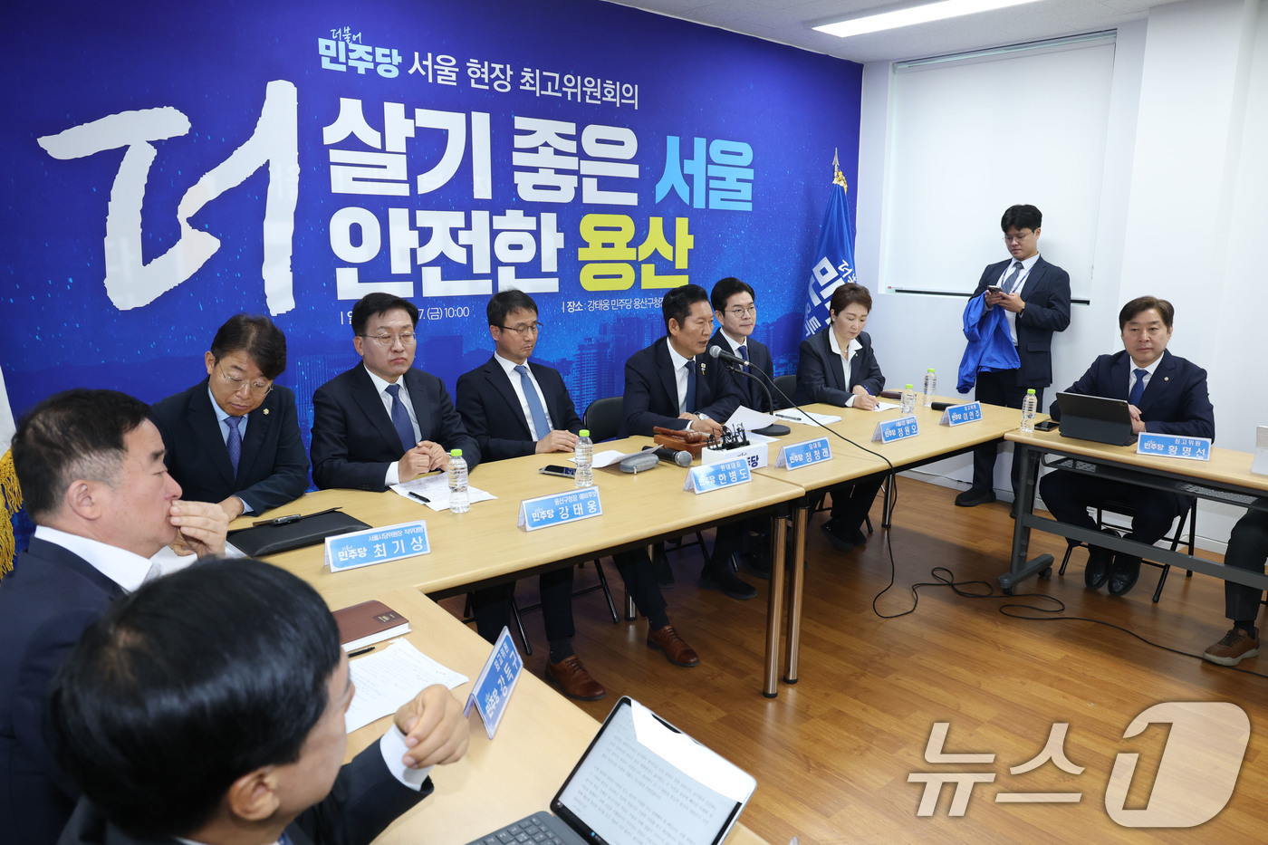 (서울=뉴스1) 이광호 기자 = 정청래 더불어민주당 대표가 17일 오전 서울 용산구 강태웅 용산구청장 후보 사무소에서 열린 현장 최고위원회의에서 발언하고 있다. 2026.4.17/ …