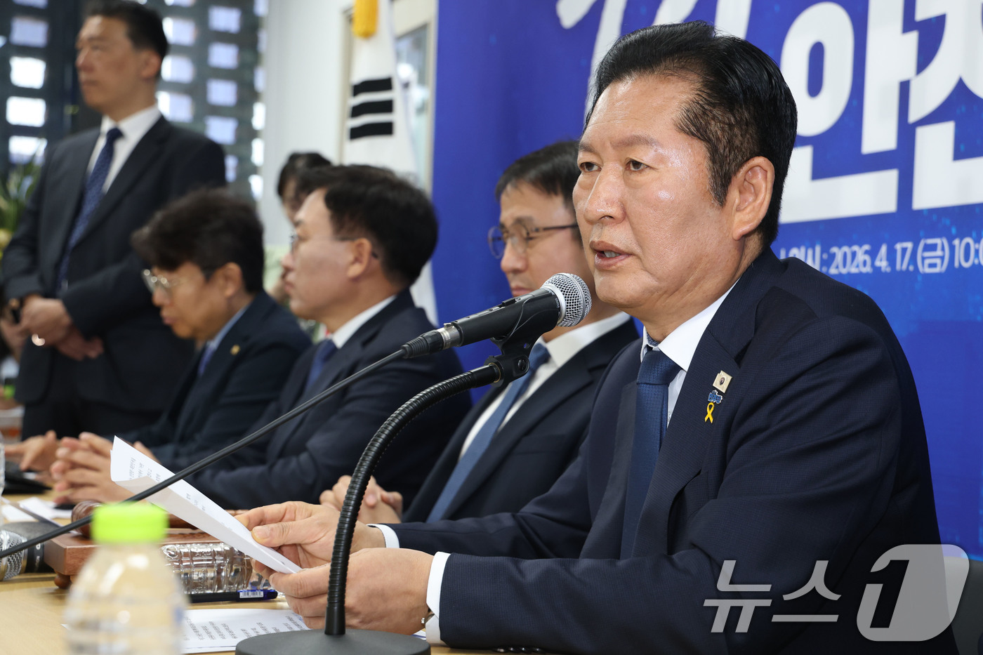 (서울=뉴스1) 이광호 기자 = 정청래 더불어민주당 대표가 17일 오전 서울 용산구 강태웅 용산구청장 후보 사무소에서 열린 현장 최고위원회의에서 발언하고 있다. 2026.4.17/ …