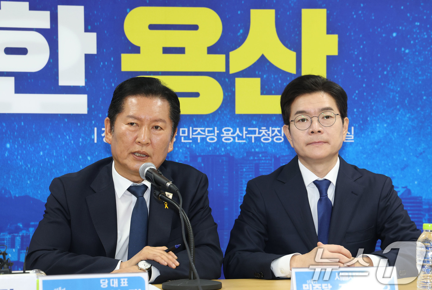 (서울=뉴스1) 이광호 기자 = 정청래 더불어민주당 대표가 17일 오전 서울 용산구 강태웅 용산구청장 후보 사무소에서 열린 현장 최고위원회의에서 발언하고 있다. 2026.4.17/ …