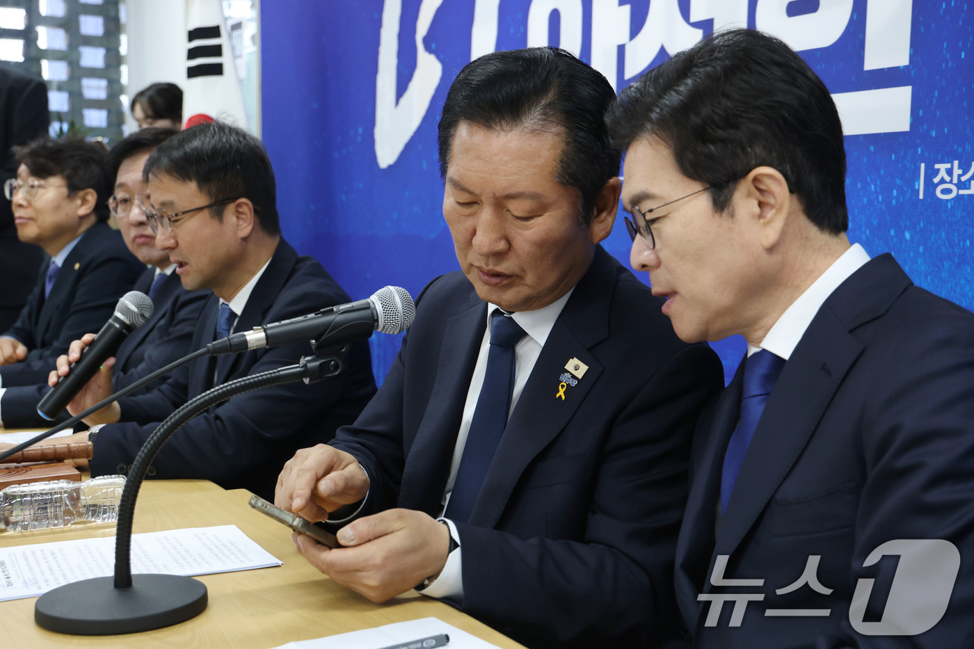 (서울=뉴스1) 이광호 기자 = 정청래 더불어민주당 대표와 정원오 서울시장 후보가 17일 오전 서울 용산구 강태웅 용산구청장 후보 사무소에서 열린 현장 최고위원회의에서 스마트폰을 …