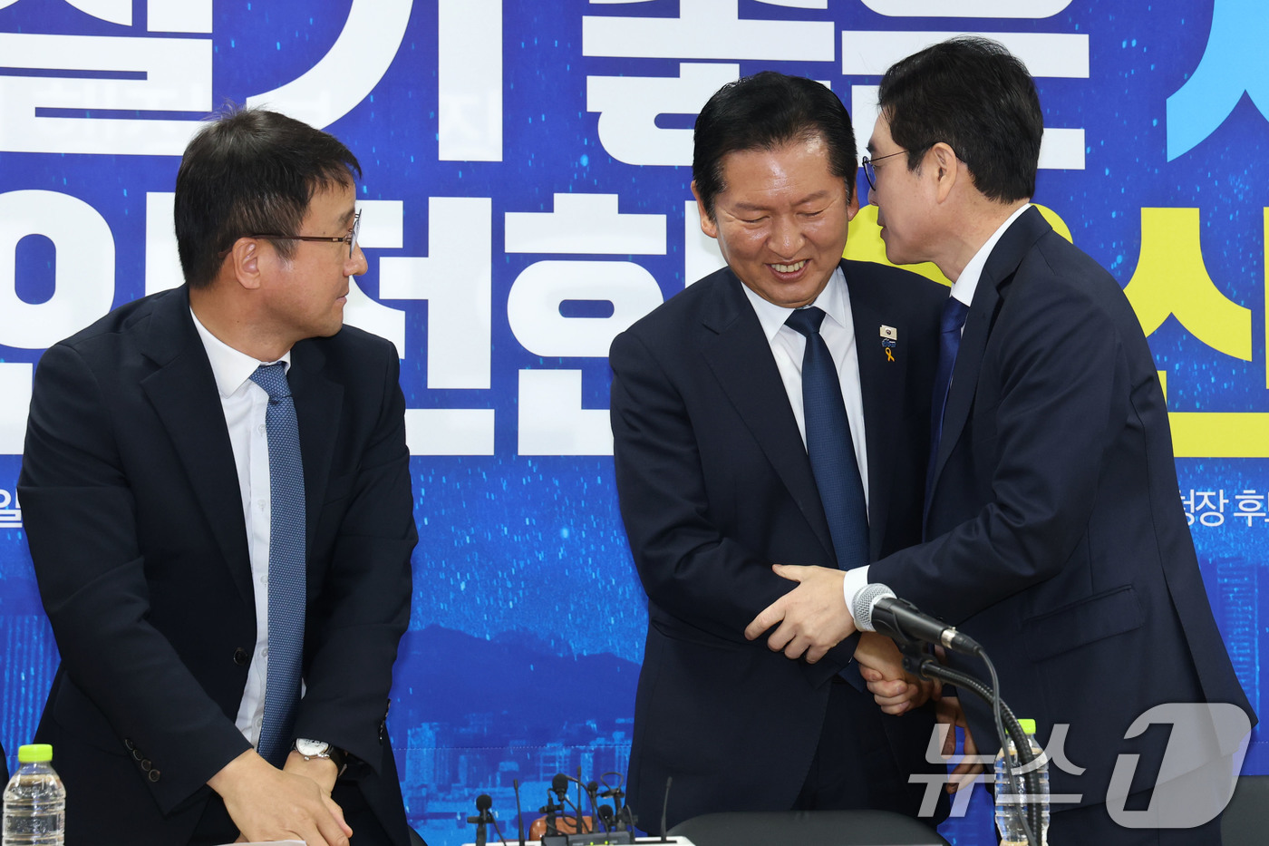 (서울=뉴스1) 이광호 기자 = 정청래 더불어민주당 대표와 정원오 서울시장 후보가 17일 오전 서울 용산구 강태웅 용산구청장 후보 사무소에서 열린 현장 최고위원회의에서 귀엣말을 하 …