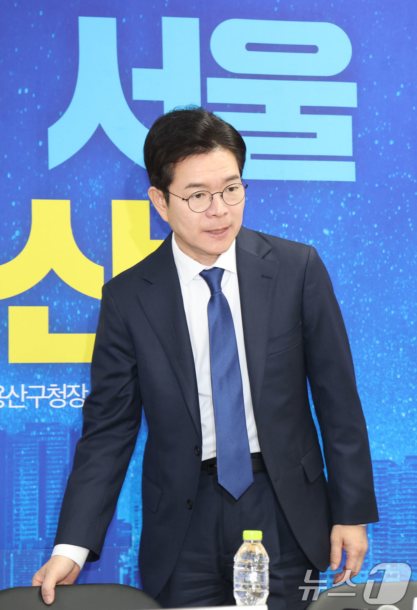 (서울=뉴스1) 이광호 기자 = 정원오 더불어민주당 서울시장 후보가 17일 오전 서울 용산구 강태웅 용산구청장 후보 사무소에서 열린 현장 최고위원회의에 참석하고 있다. 2026.4 …