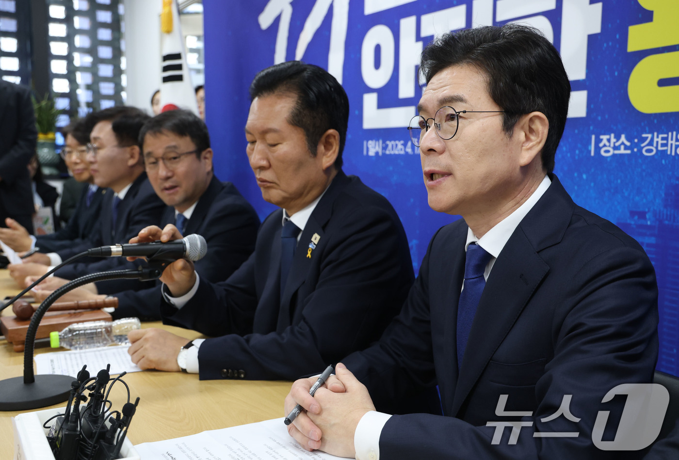 (서울=뉴스1) 이광호 기자 = 정원오 더불어민주당 서울시장 후보가 17일 오전 서울 용산구 강태웅 용산구청장 후보 사무소에서 열린 현장 최고위원회의에서 발언하고 있다. 2026. …