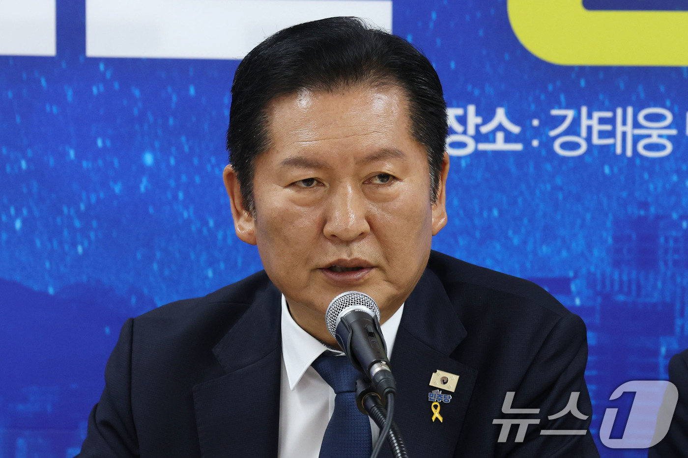 (서울=뉴스1) 이광호 기자 = 정청래 더불어민주당 대표가 17일 오전 서울 용산구 강태웅 용산구청장 후보 사무소에서 열린 현장 최고위원회의에서 발언하고 있다. 2026.4.17/ …