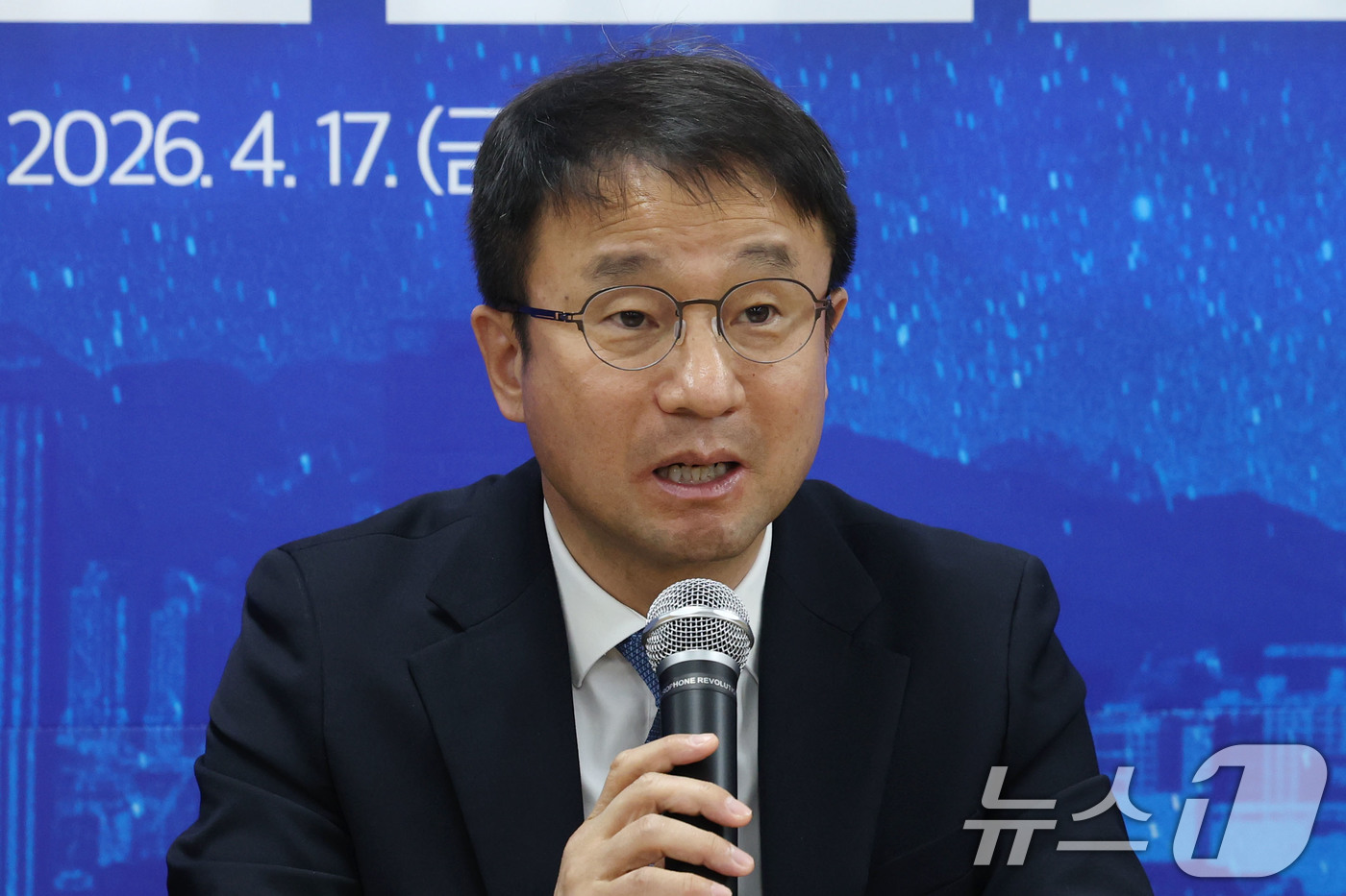 (서울=뉴스1) 이광호 기자 = 한병도 더불어민주당 원내대표가 17일 오전 서울 용산구 강태웅 용산구청장 후보 사무소에서 열린 현장 최고위원회의에서 발언하고 있다. 2026.4.1 …