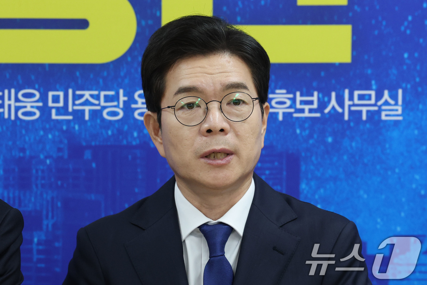 (서울=뉴스1) 이광호 기자 = 정원오 더불어민주당 서울시장 후보가 17일 오전 서울 용산구 강태웅 용산구청장 후보 사무소에서 열린 현장 최고위원회의에서 발언하고 있다. 2026. …