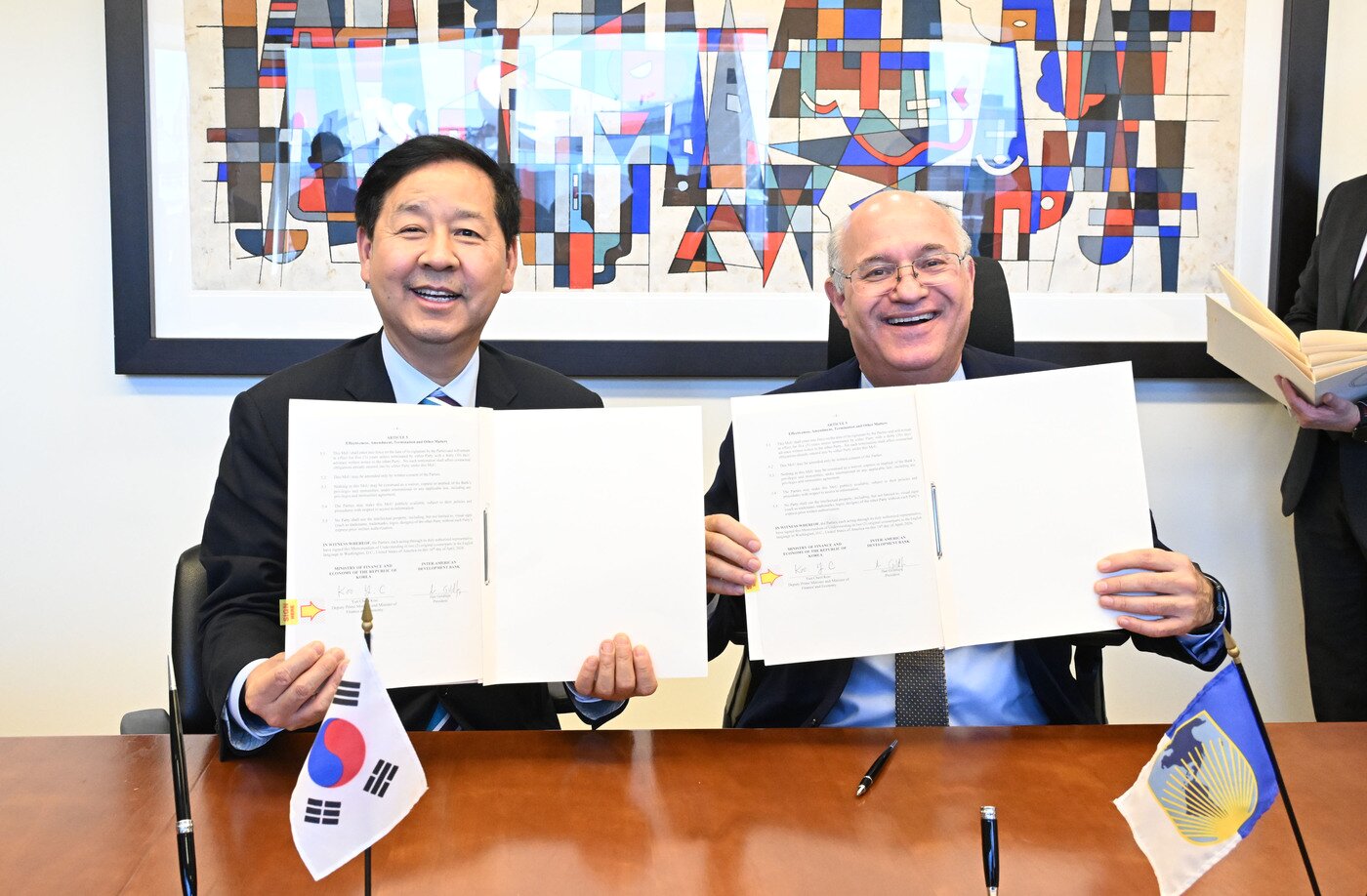 본문 이미지 - 주요 20개국(G20) 재무장관회의 및 국제통화기금(IMF)·세계은행(WB) 춘계회의 참석차 미국 워싱턴D.C.를 방문 중인 구윤철 부총리 겸 재정경제부 장관이 4월 16일(현지시간) 세계은행(WB)에서 일랑 고우드파잉 미주개발은행(IDB) 총재와 'AI-Hub 설립을 위한 양해각서'(MOU)에 서명 후 기념사진을 찍고 있다.(재정경제부 제공)