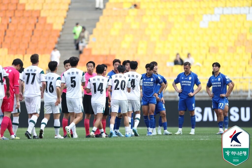 본문 이미지 - 시즌 첫 패배를 당한 수원삼성. 특히 2경기 연속 득점이 없다는 것이 아쉽다. (한국프로축구연맹 제공)