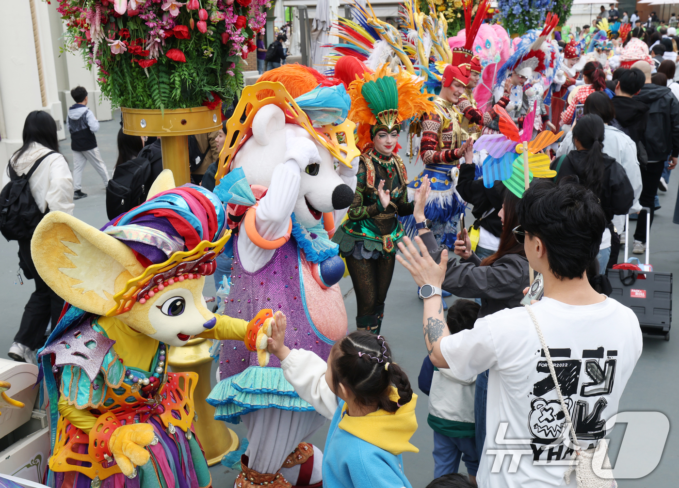 (용인=뉴스1) 김영운 기자 = 에버랜드 개장 50주년을 맞은 17일 경기 용인시 처인구 에버랜드 정문 게이트 앞에서 임직원들과 캐릭터들이 50주년을 맞아 입장객들에게 인사를 하고 …
