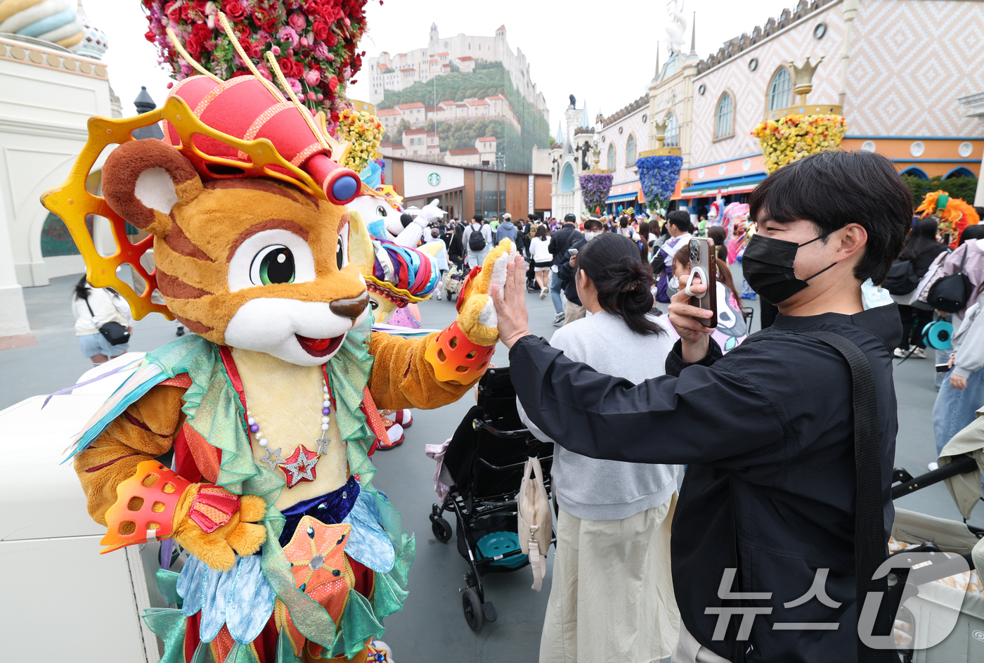 (용인=뉴스1) 김영운 기자 = 에버랜드 개장 50주년을 맞은 17일 경기 용인시 처인구 에버랜드 정문 게이트 앞에서 임직원들과 캐릭터들이 50주년을 맞아 입장객들에게 인사를 하고 …
