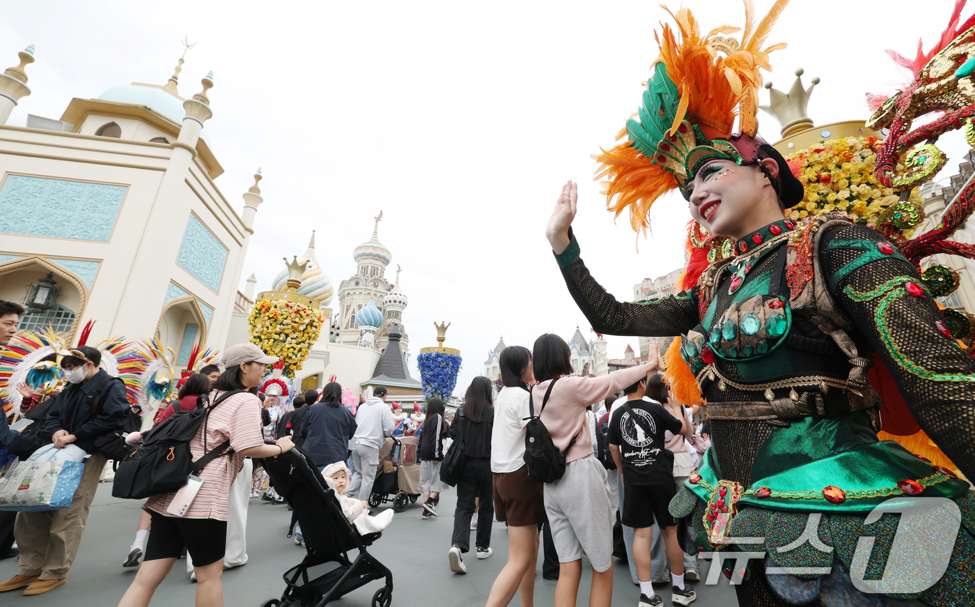 (용인=뉴스1) 김영운 기자 = 에버랜드 개장 50주년을 맞은 17일 경기 용인시 처인구 에버랜드 정문 게이트 앞에서 임직원들과 캐릭터들이 50주년을 맞아 입장객들에게 인사를 하고 …