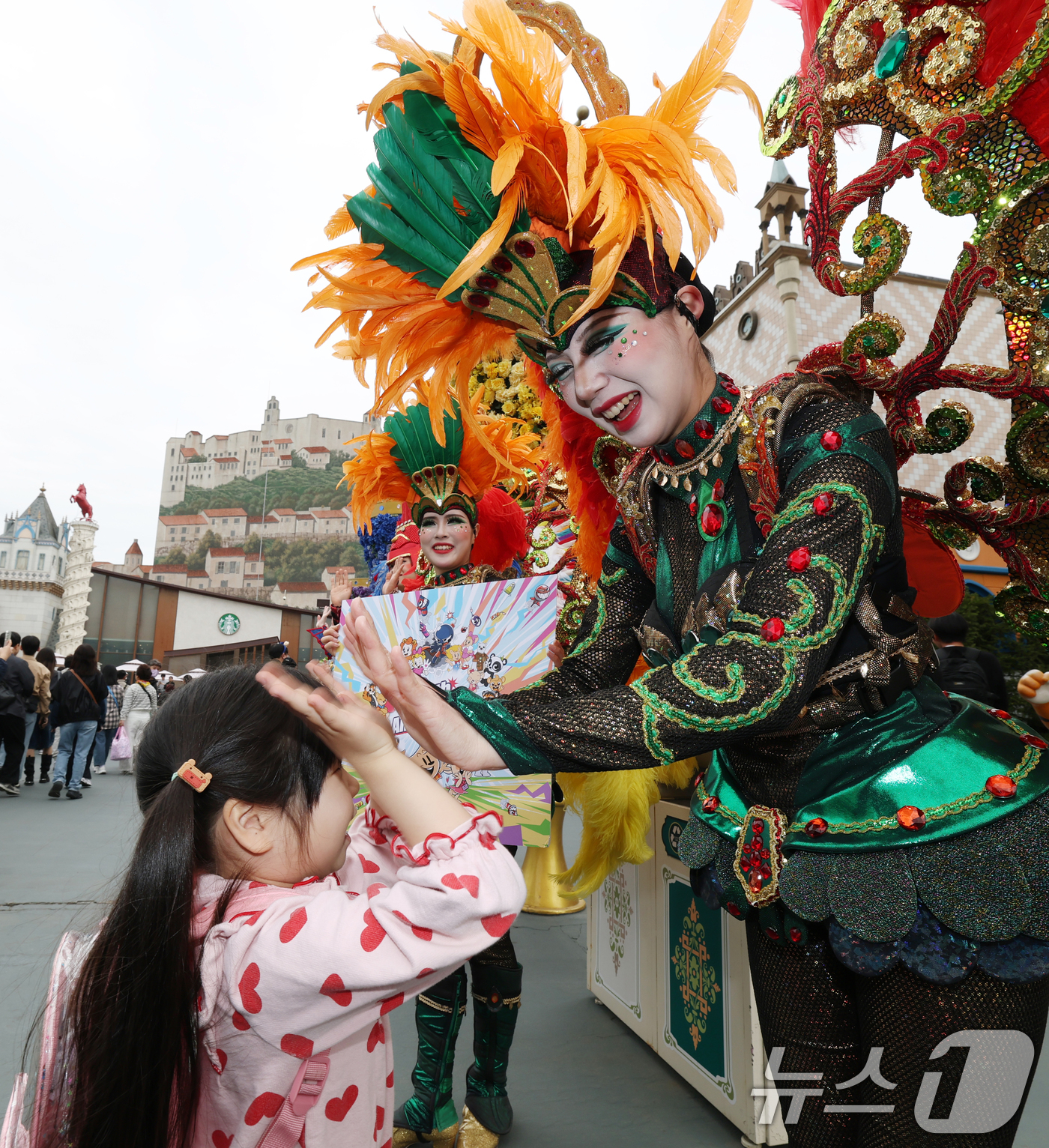 (용인=뉴스1) 김영운 기자 = 에버랜드 개장 50주년을 맞은 17일 경기 용인시 처인구 에버랜드가 입장객들로 붐비고 있다. 2026.4.17/뉴스1