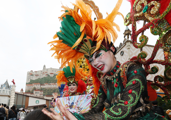 '에버랜드야 생일 축하해'