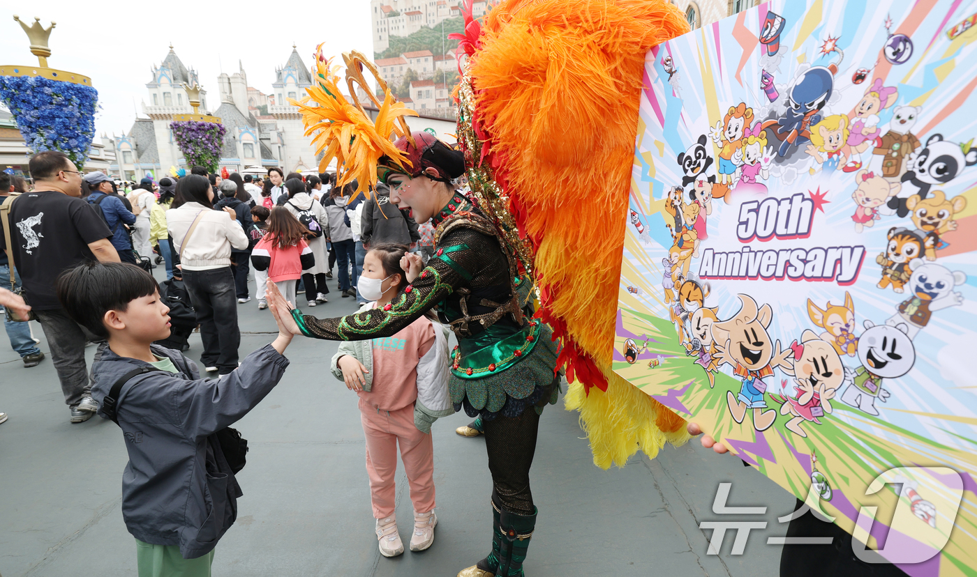 (용인=뉴스1) 김영운 기자 = 에버랜드 개장 50주년을 맞은 17일 경기 용인시 처인구 에버랜드가 입장객들로 붐비고 있다. 2026.4.17/뉴스1