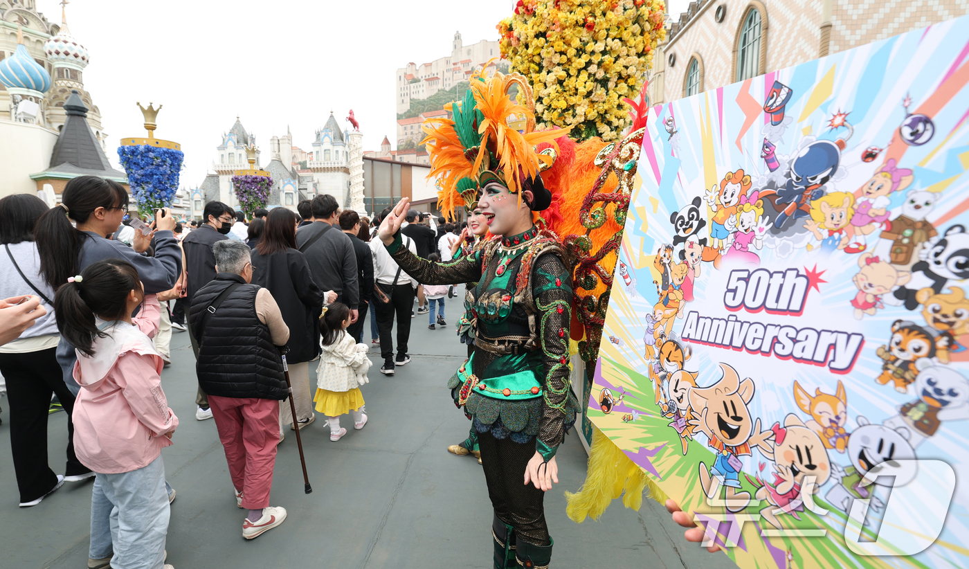 (용인=뉴스1) 김영운 기자 = 에버랜드 개장 50주년을 맞은 17일 경기 용인시 처인구 에버랜드가 입장객들로 붐비고 있다. 2026.4.17/뉴스1